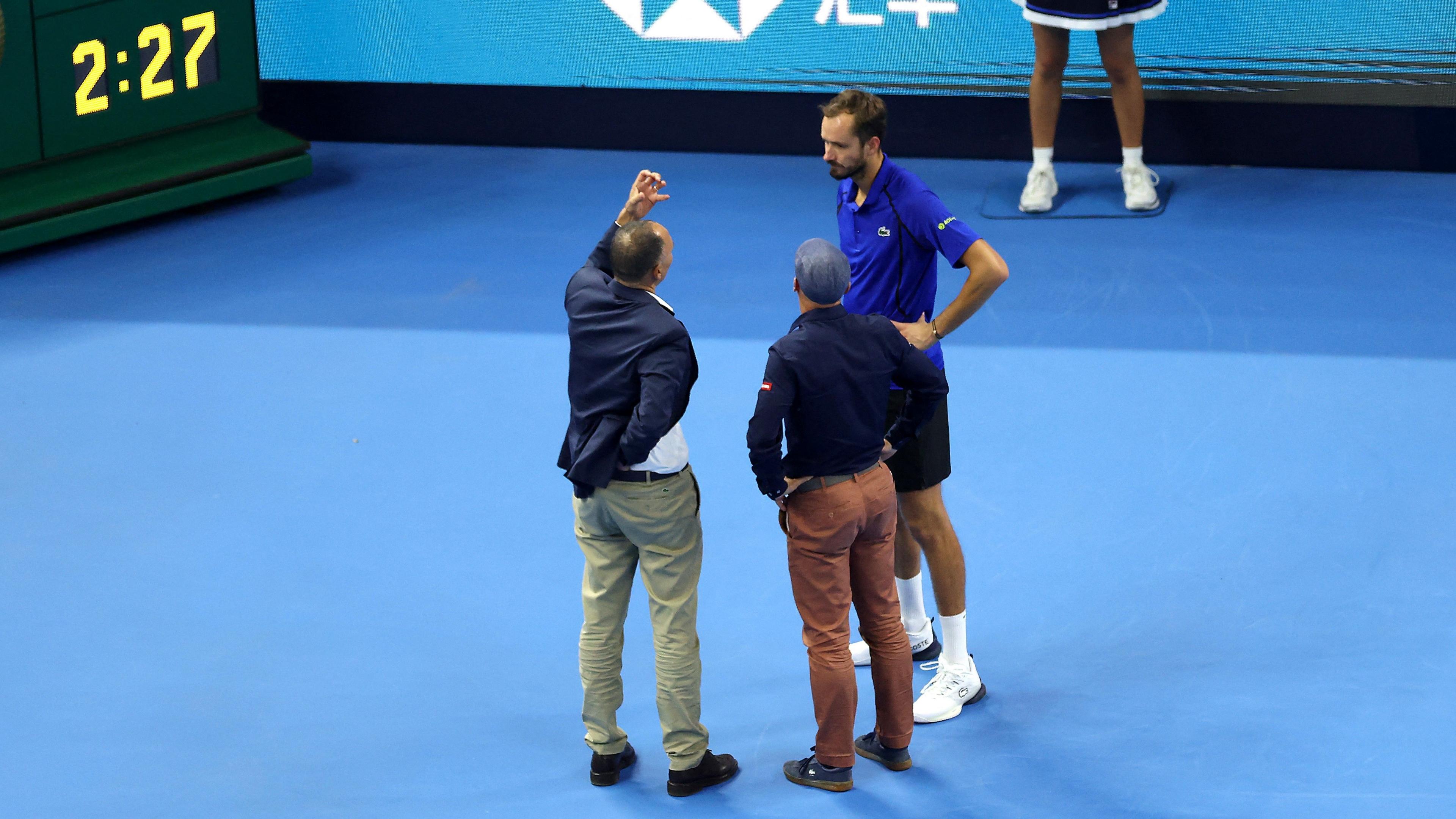 Daniil Medvedev speaks to umpire Mohamed Lahyani